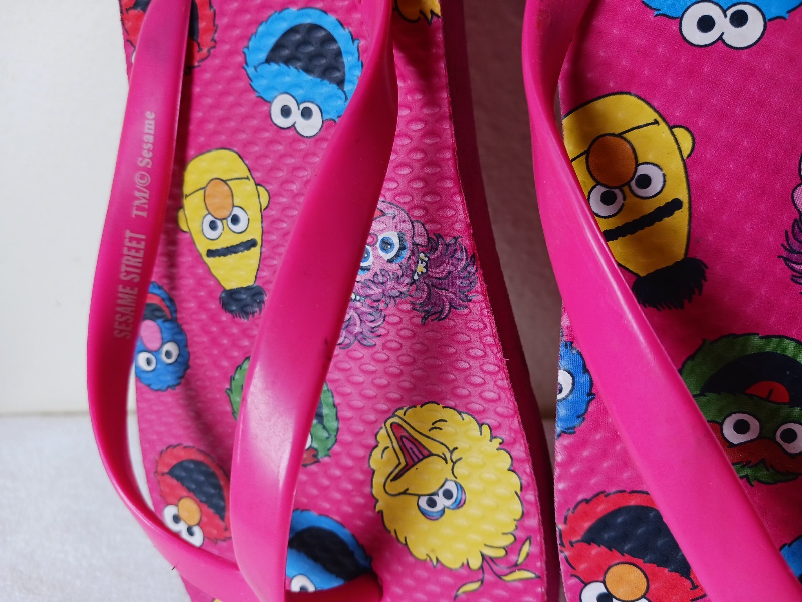 Sesame Street Unisex Kids Pink/Multicolor Thong Flip Flops Character Print