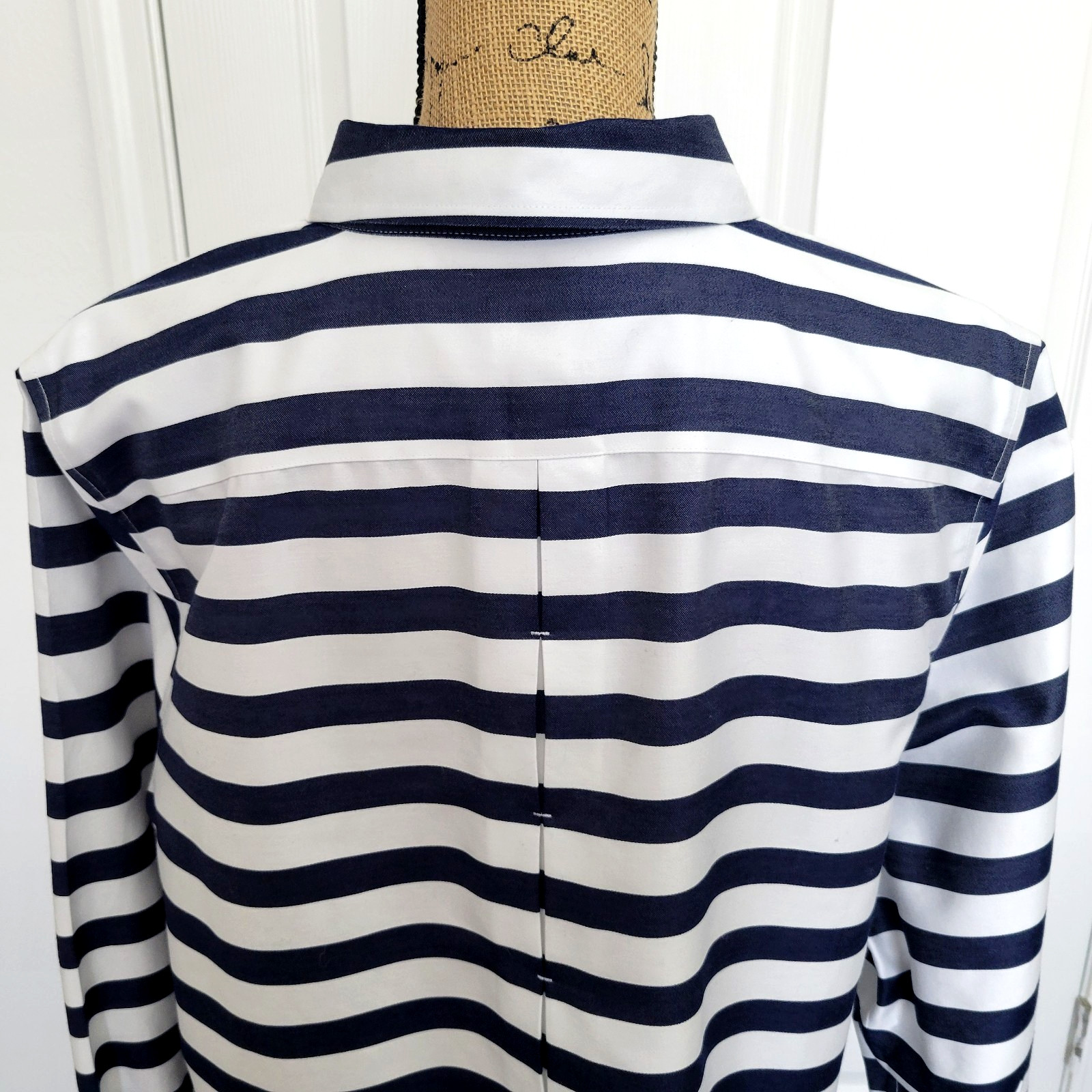 Chicos Shirt Womens 3.5 US XL 18 White Blue No Iron Stripe Pleated Stitch Back