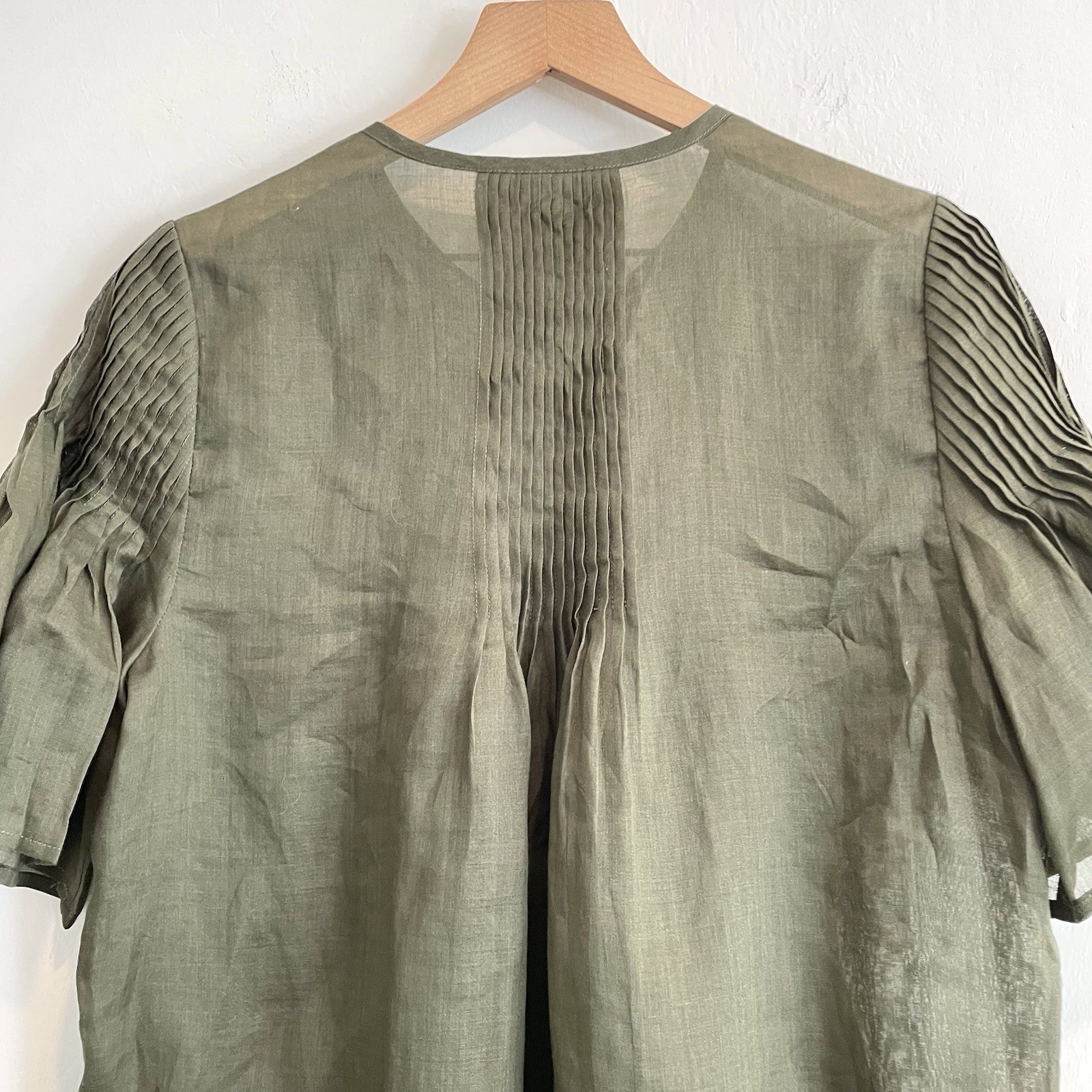 Banana Republic Women’s M 100% Ramie Semi Sheer Pintuck Top Olive Green
