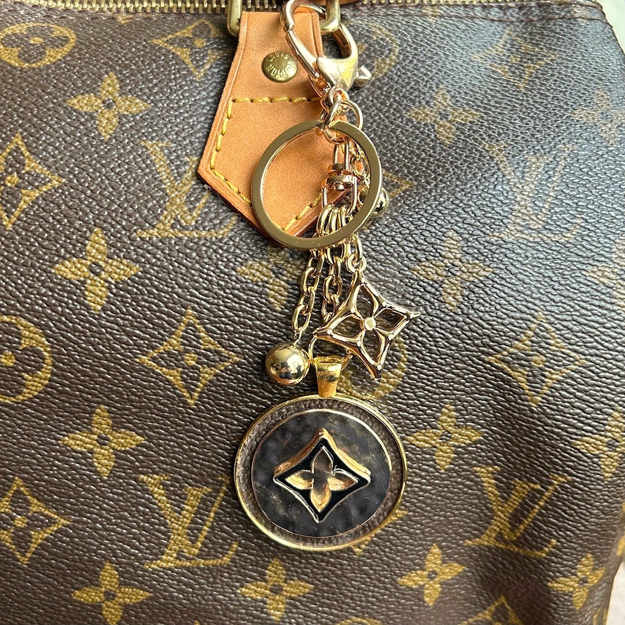 RUSTIC CLOVER Bag Charm Brown Black Gold Tone💮