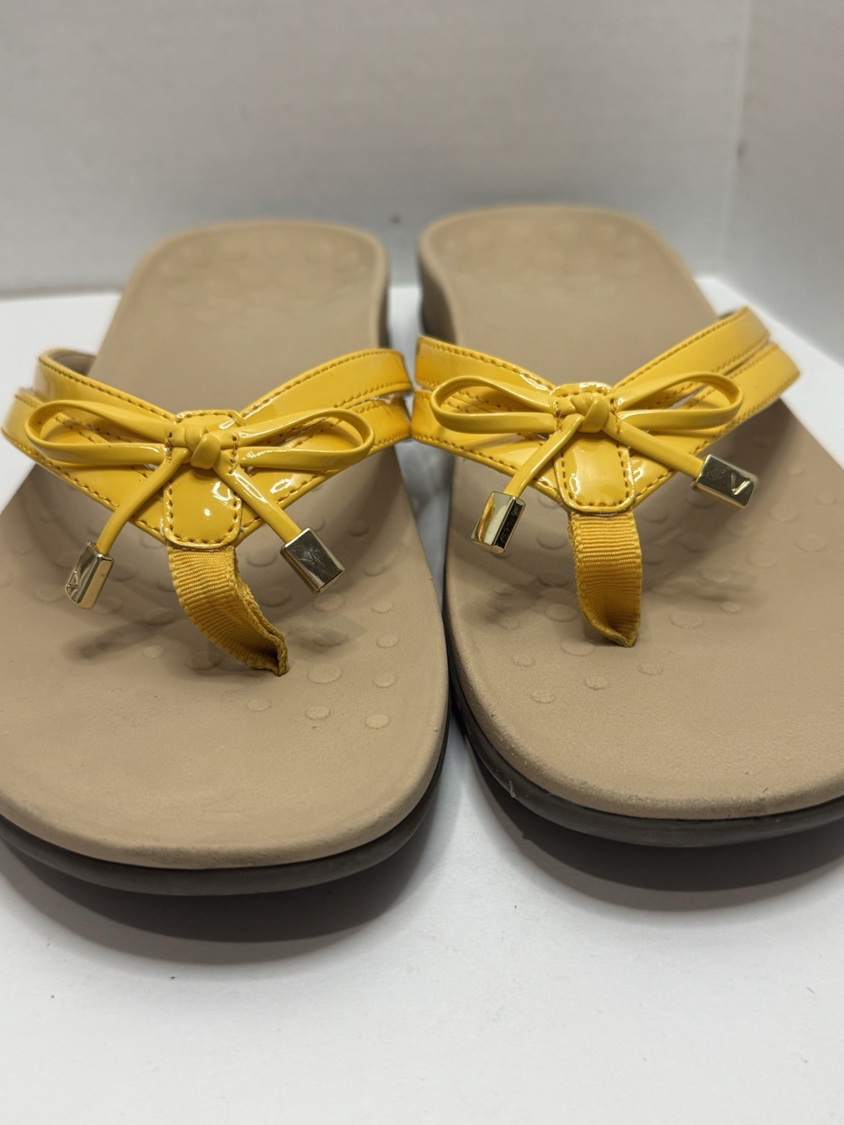 Vionic Bella II Yellow Patent Toe-Post Slip On Sandals Size 11 Bow Slide Comfy