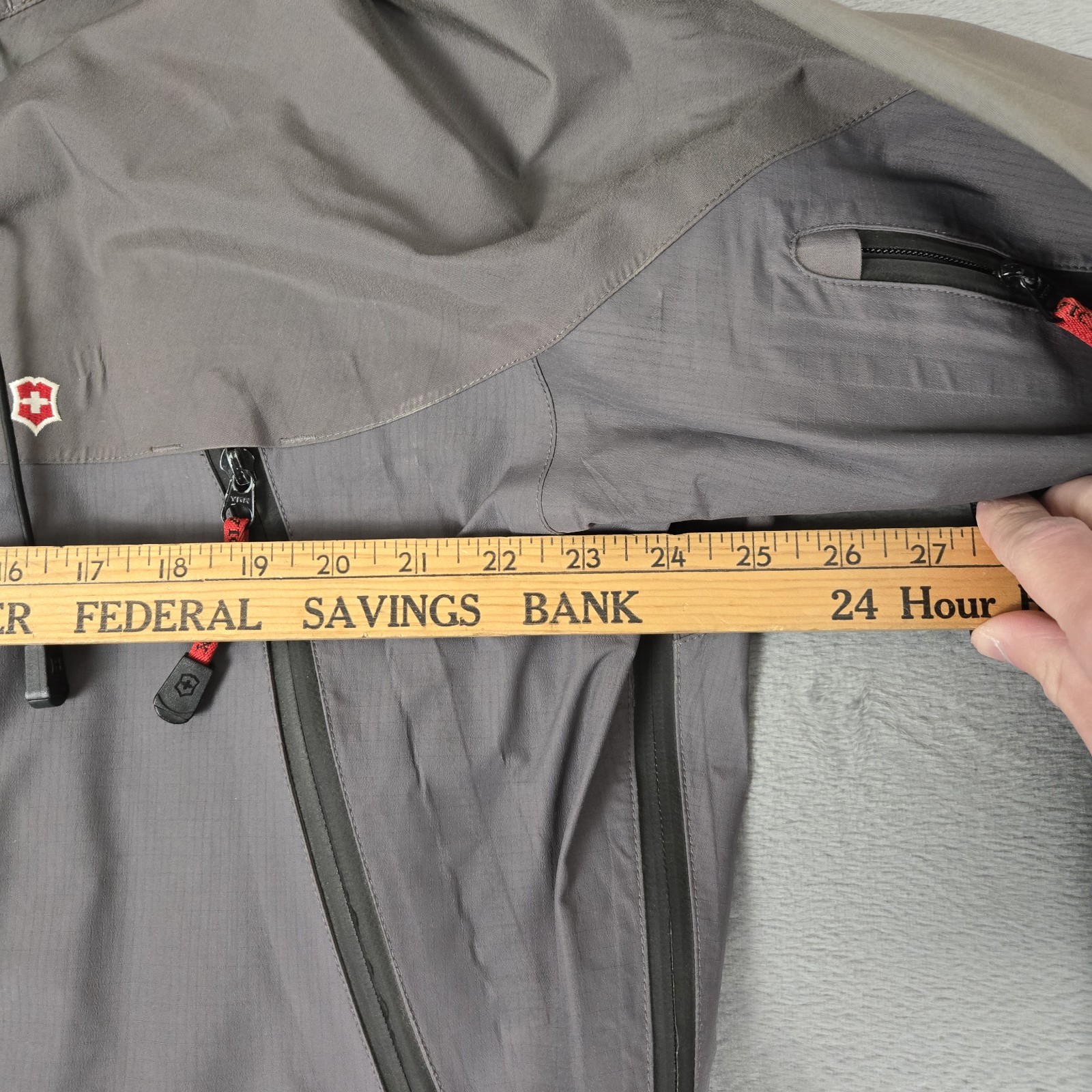 Victorinox Jacket Mens Medium Gray Gore Tex XCR Waterproof Shell Outdoor *READ
