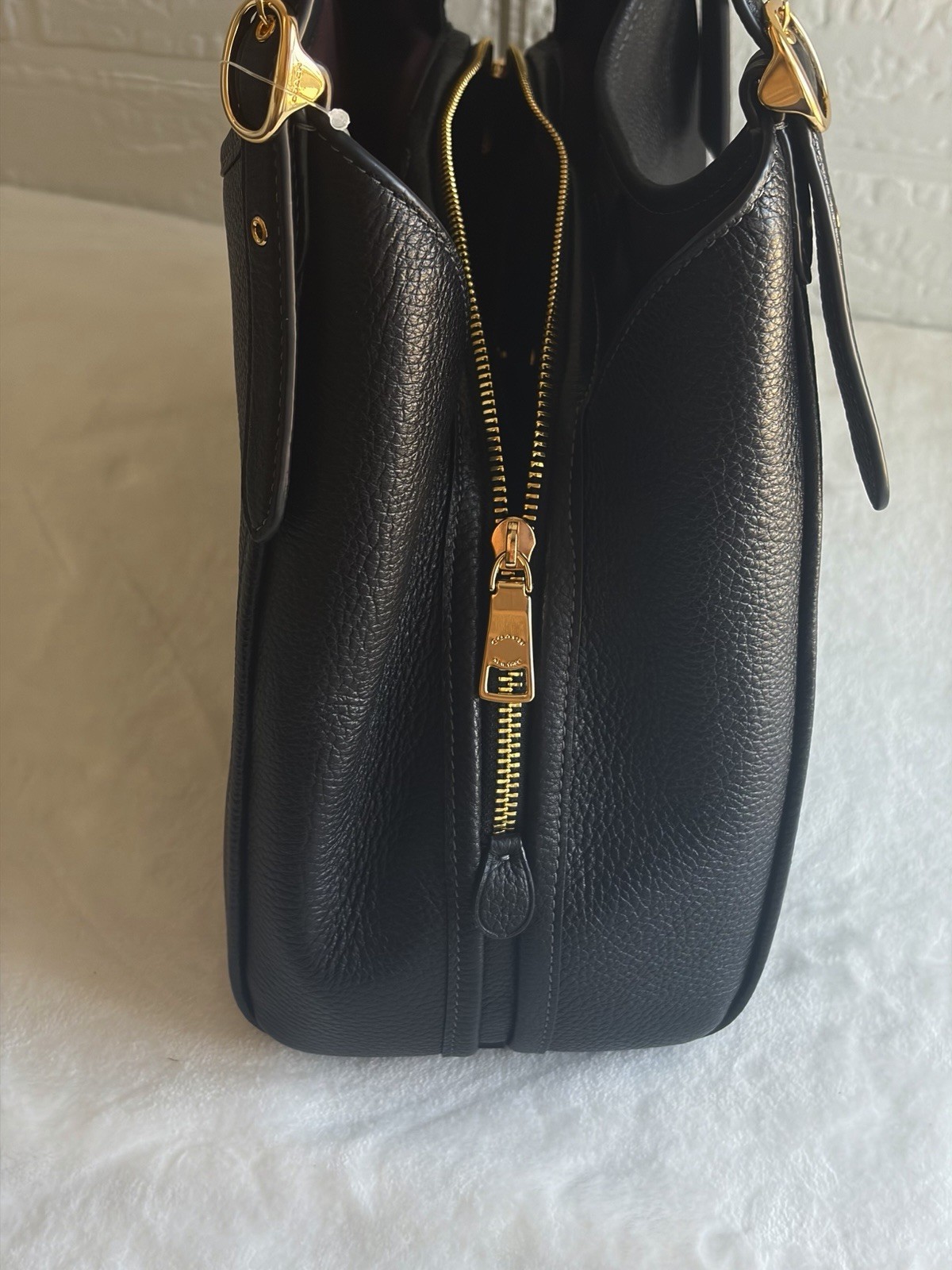 Coach Black Shoulder Bag Zip Gold Hardware Detachable Adjustable Strap Pockets