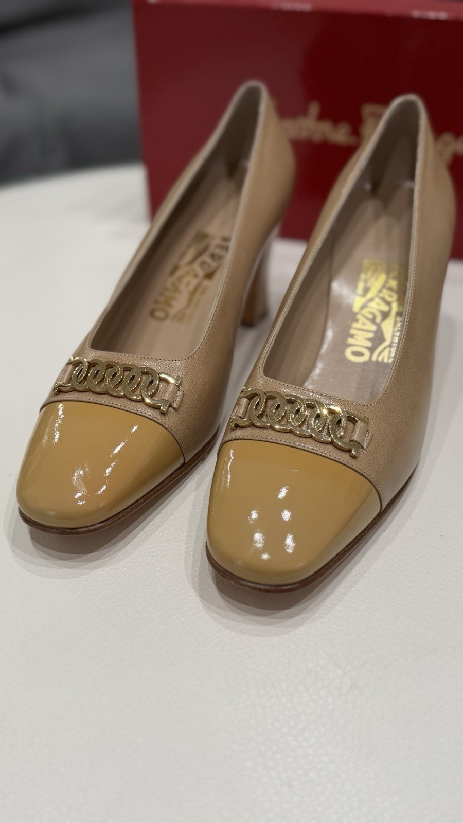 Womens Salvatore Ferragamo Beige Leather Pumps Gold Chain Patent Toe Heels Italy