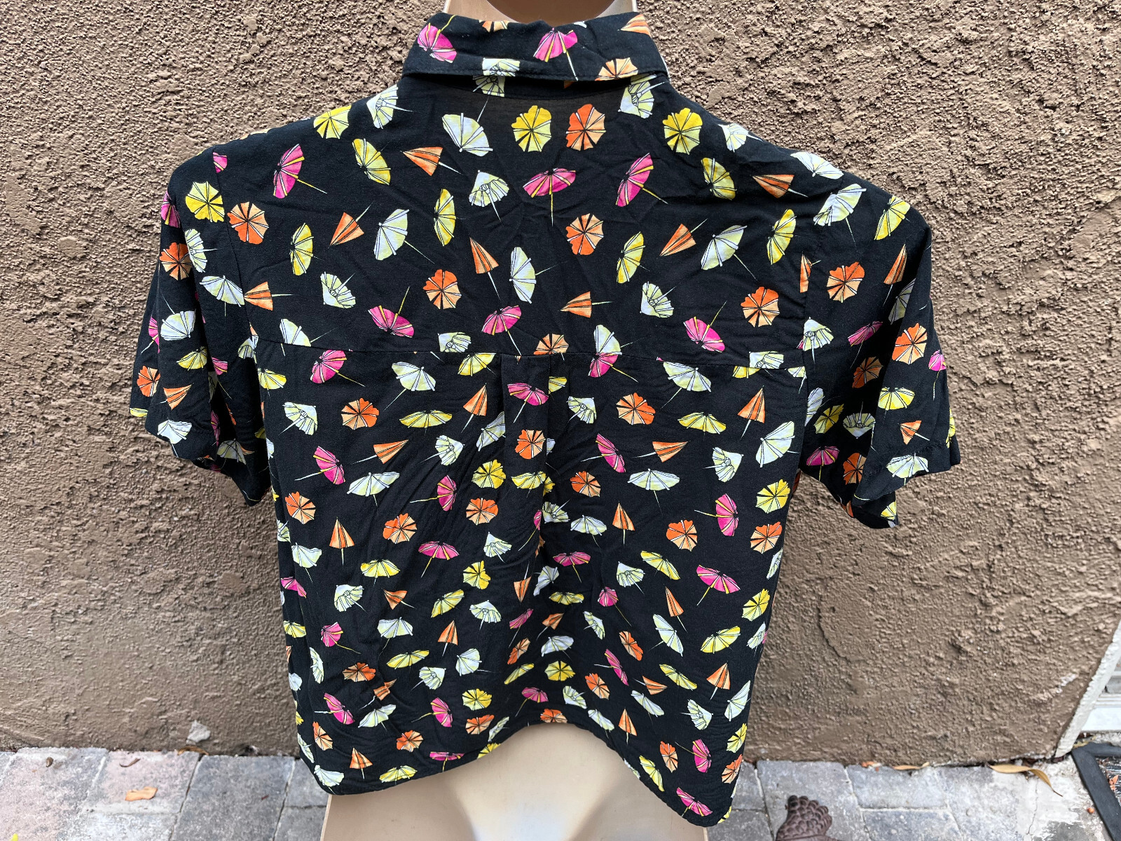 Love Notes Black w/ Umbrella Design Short Sleeve Button Down Crop Top Women’s M