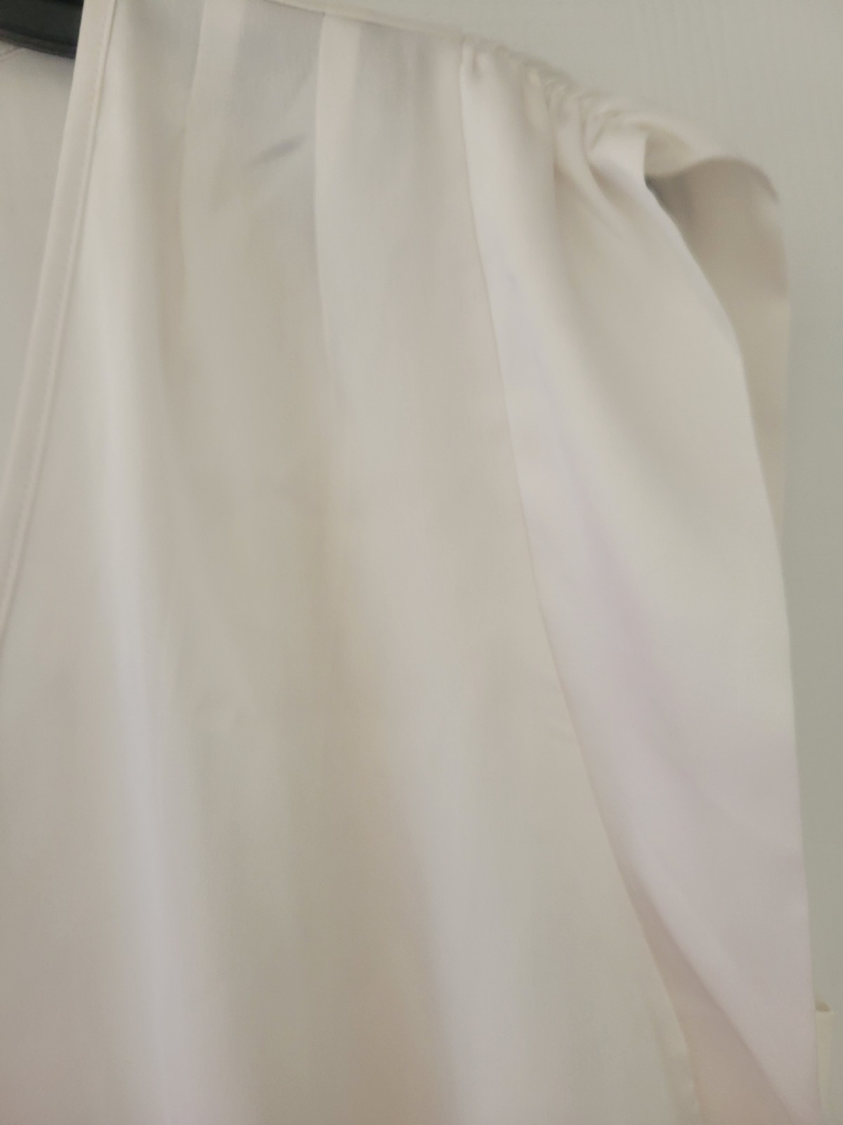 White House Black Market V Neck Ruched Shoulder Shell Blouse Top IVORY NWT XS