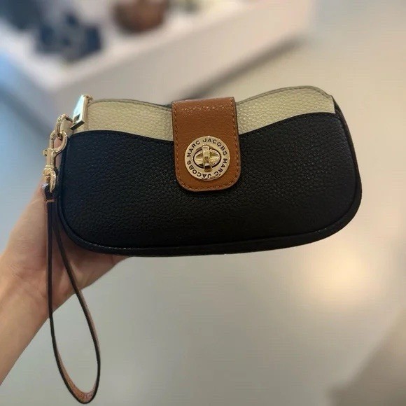 marc jacobs wristlet