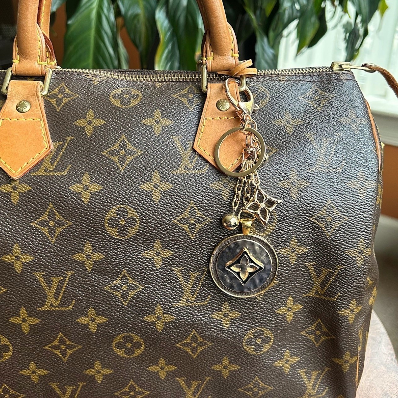 RUSTIC CLOVER Bag Charm Brown Black Gold Tone💮