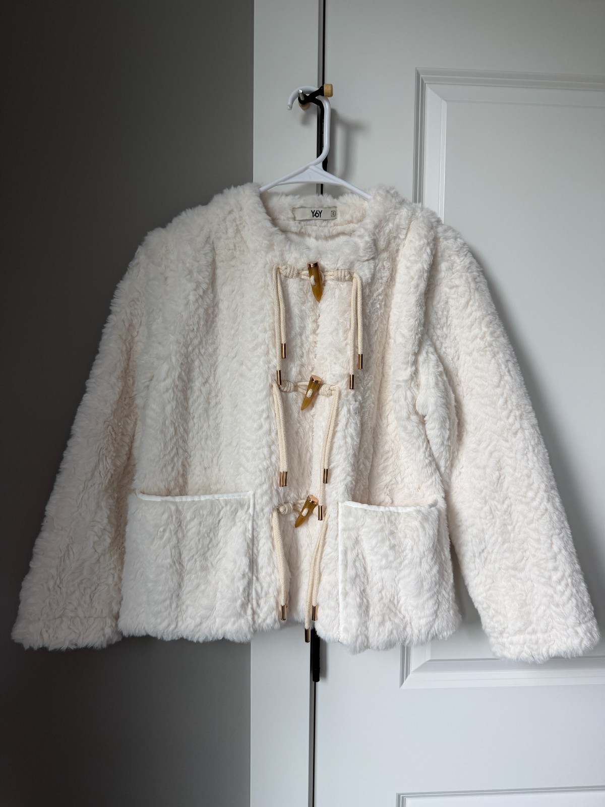 Y6Y Women’s White Fluffy Faux Fur Jacket Toggle Closure Round Neck Oversized S