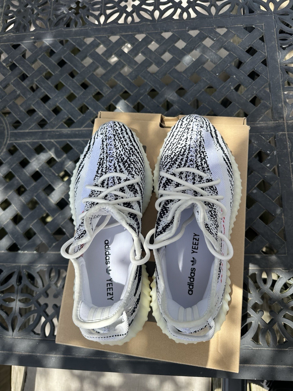 Size 9.5 adidas Yeezy Boost 350 V2 Zebra Primeknit White/Core Black/Red 2022