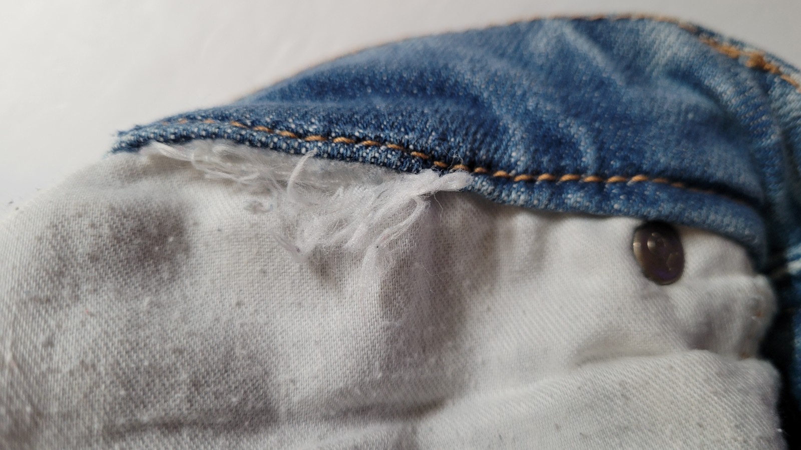 Good American Size 8 / 29 Shredded Split Back Pocket Distressed Jeans Raw Hem