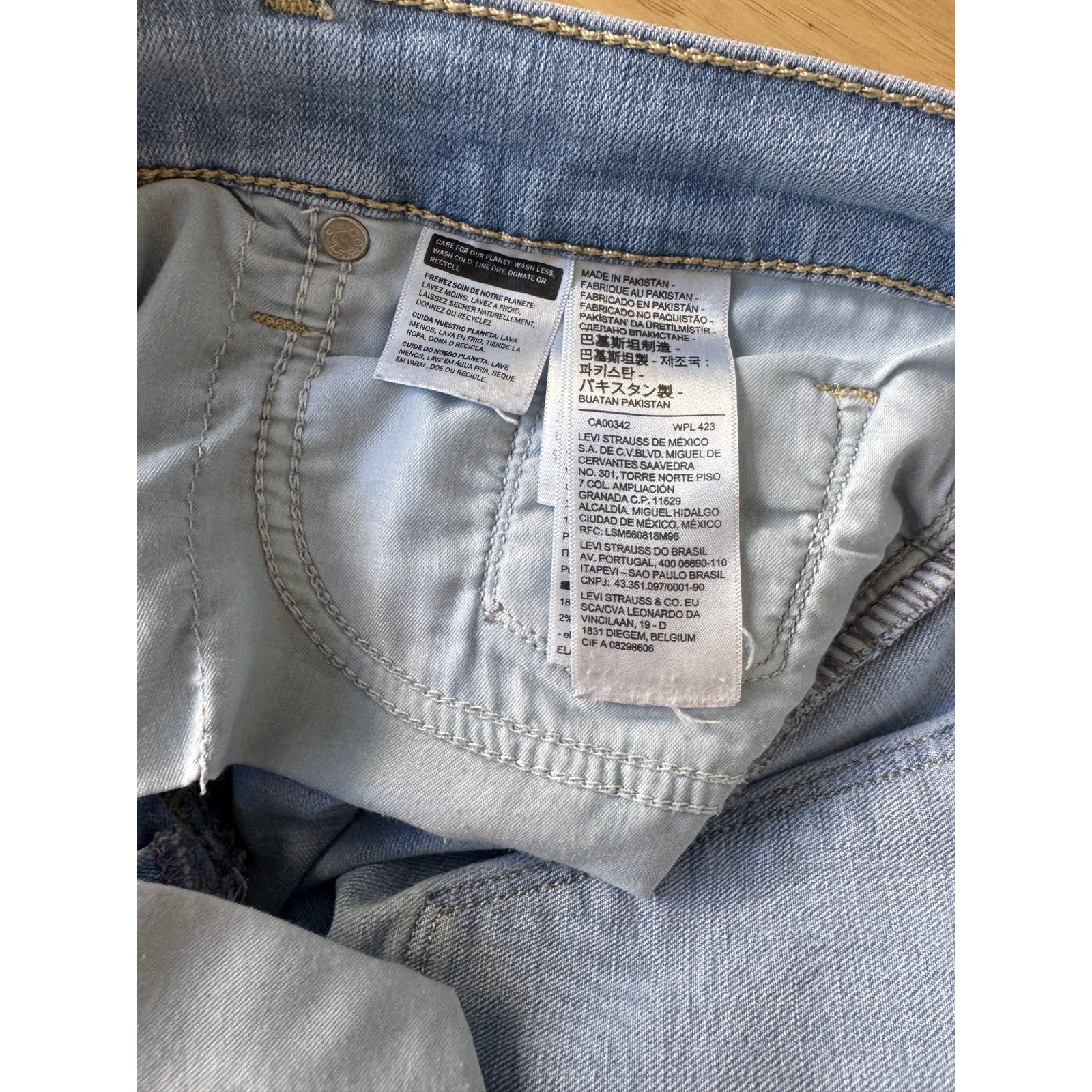Levi Strauss Co 314 Shaping Straight Jeans Women’s Size 29 Light Wash Denim