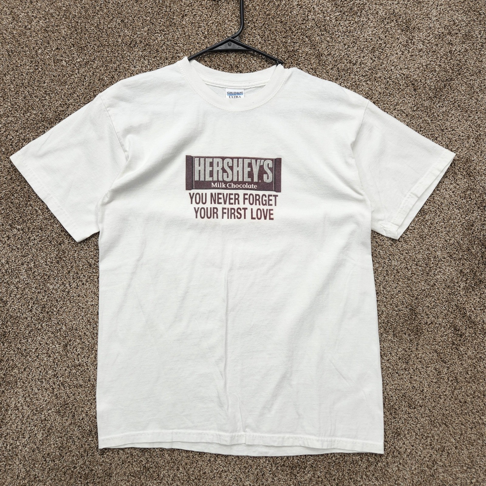 Gildan Hershey’s Milk Chocolate First Love Graphic T-Shirt Mens Medium White