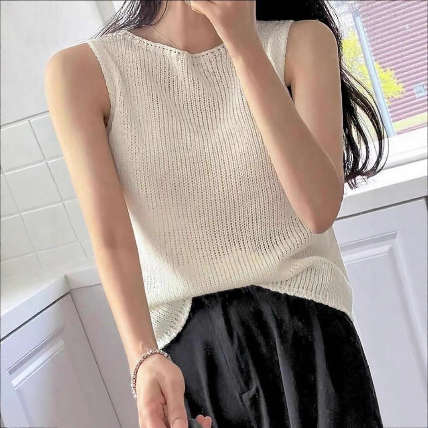 Round-neck Pullover Vest Minimalist Style For Spring And Summer