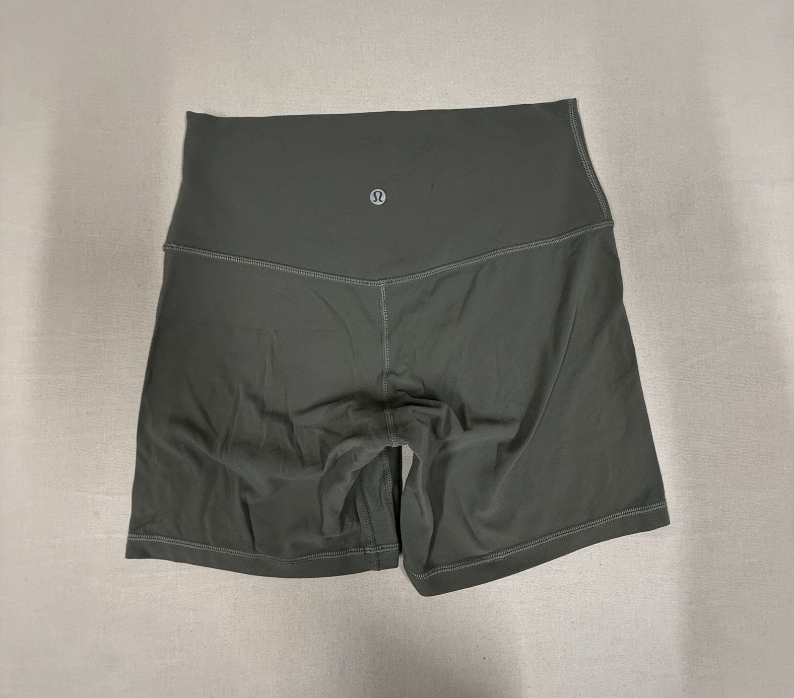 LULULEMON ALIGN HIGHRISE SHORTS 4″ ARMY GREEN SIZE 8 Biker 223