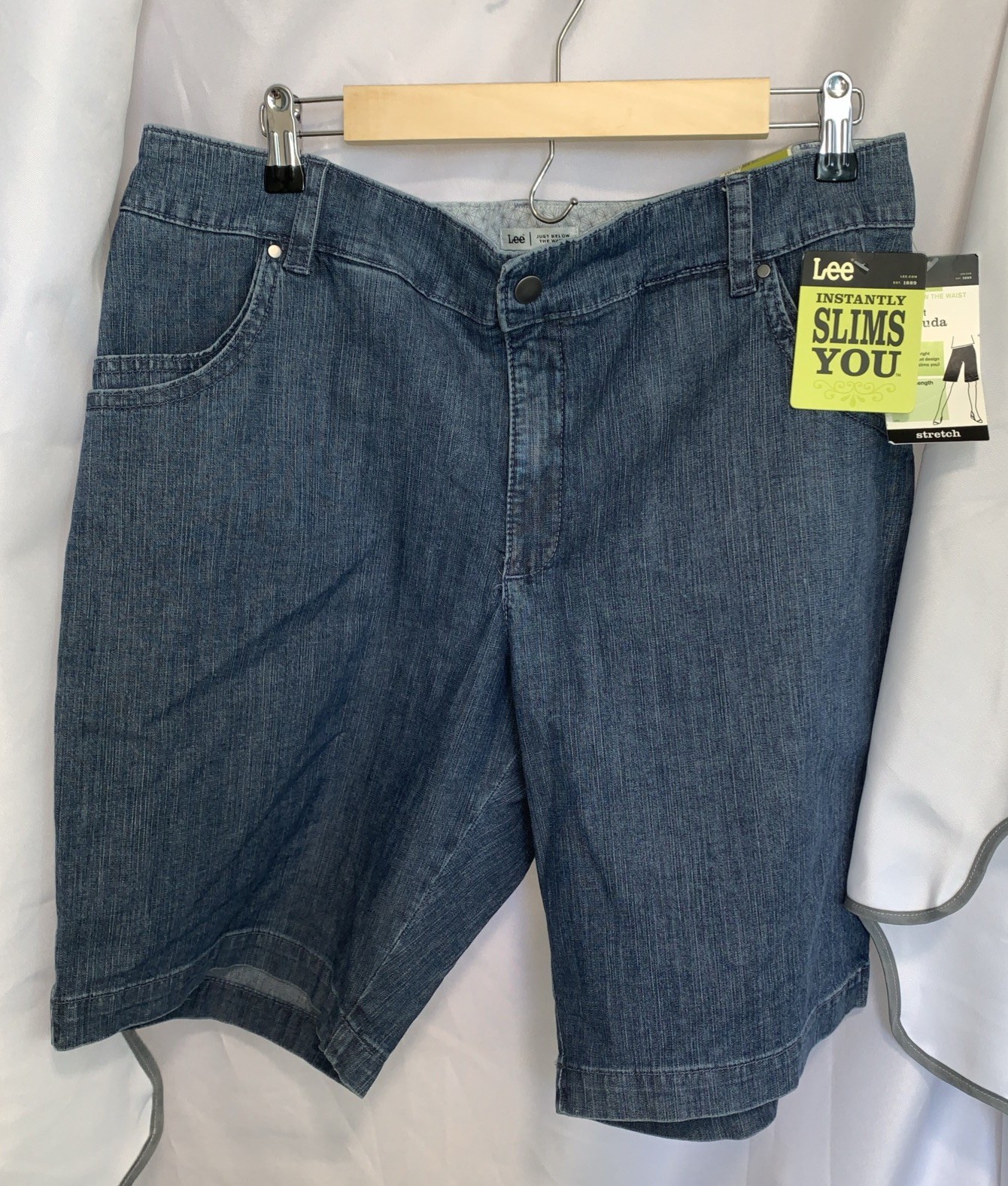 LEE Just Below Waist Stretch Shorts Women’s 16 Natural Fit Medium Length NWT