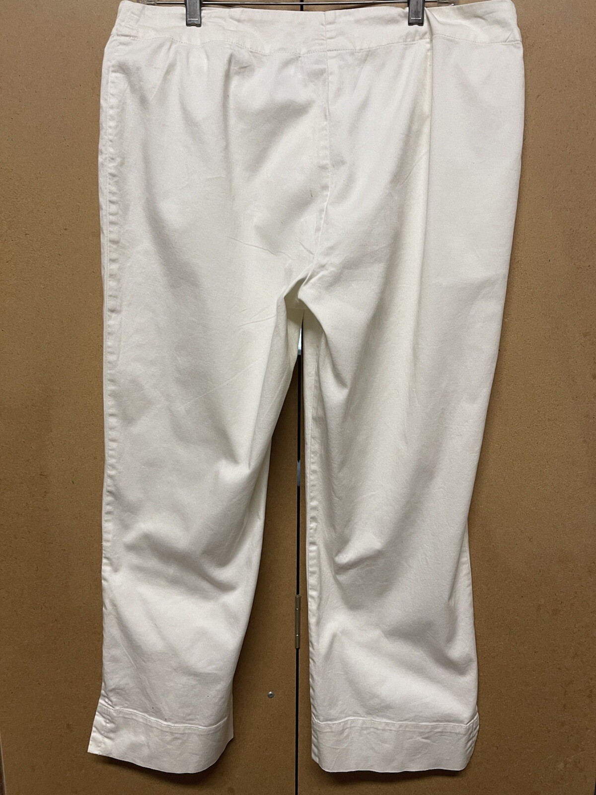 JH Collectibles Size 14 White Capri Zip Front Pants 97% Cotton/ 3% Spandex