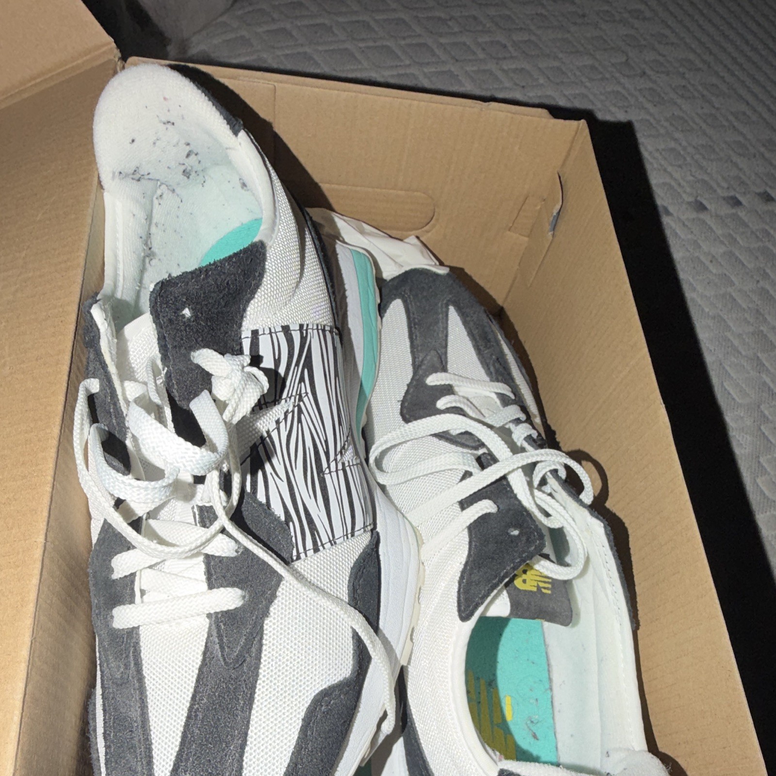 New Balance 327 Women’s Low Top Lace-Up Sneakers White Black Green WS327KC