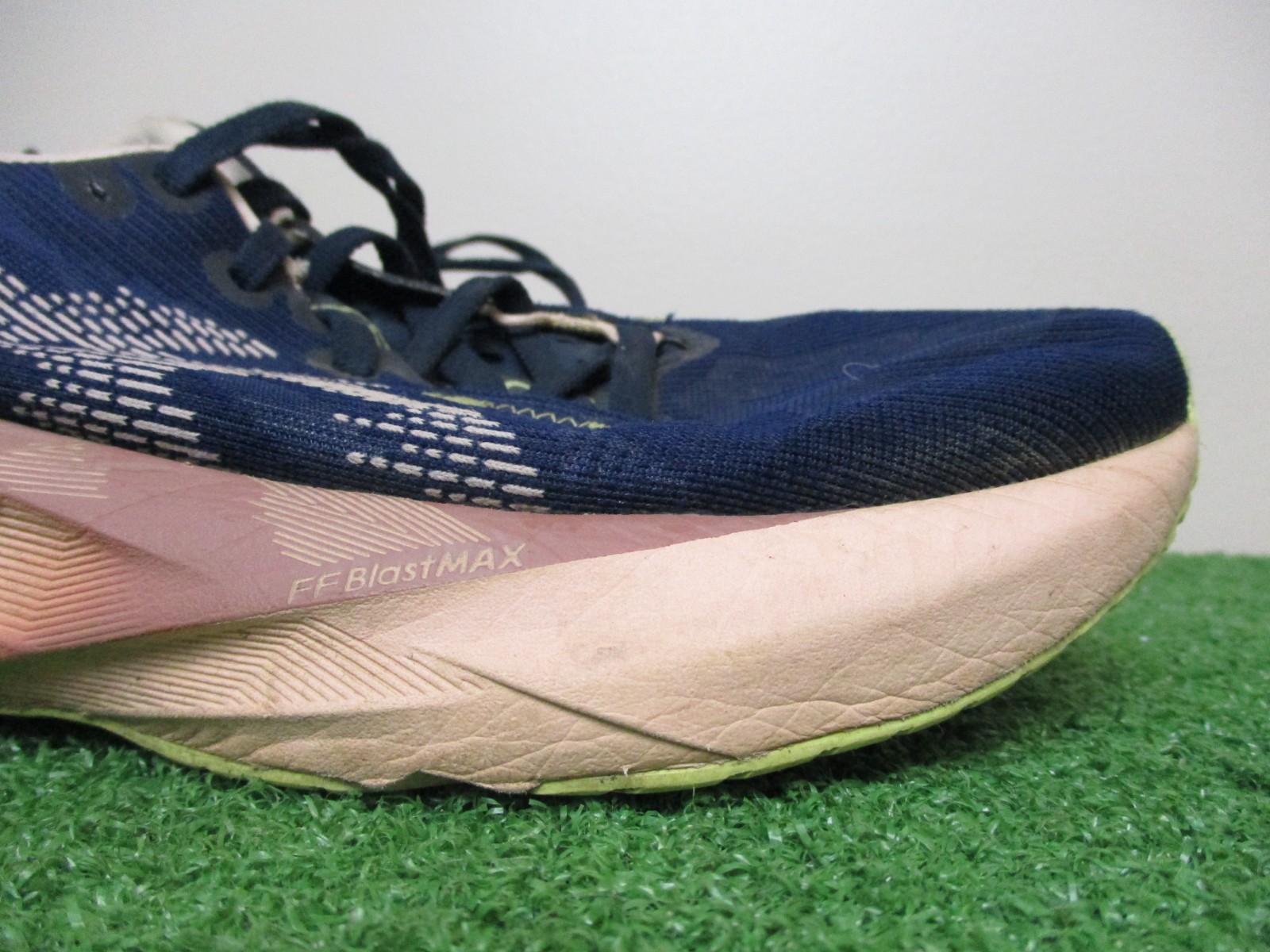 Asics Novablast 5 Womens Size 8.5 Medium B Midnight Breeze Peach Sneakers