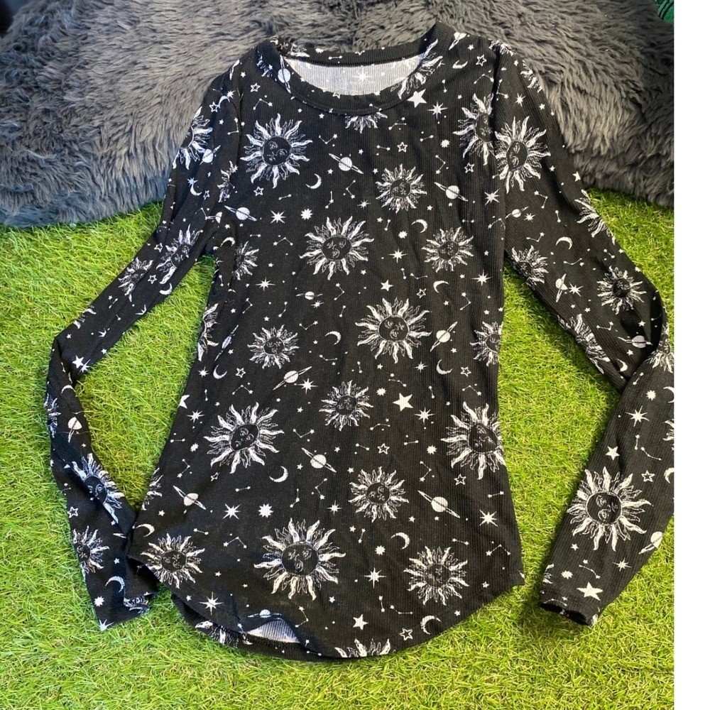 No Boundaries Womens Celestial Sun Moon Stars Print Long Sleeve Thermal Top XS