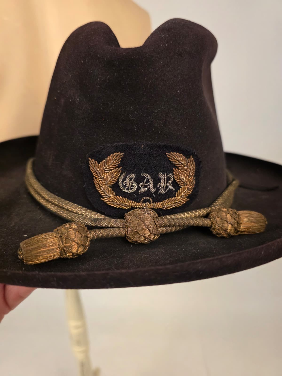 GAR SLOUCH HAT W TASSEL CORD TRIM