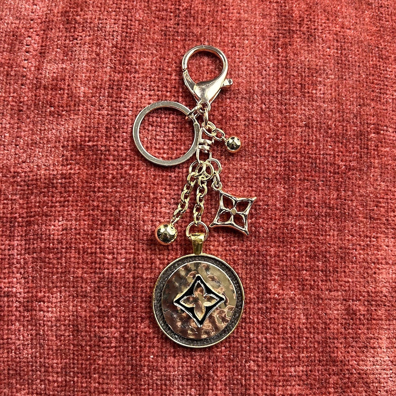 RUSTIC CLOVER Bag Charm Brown Black Gold Tone💮