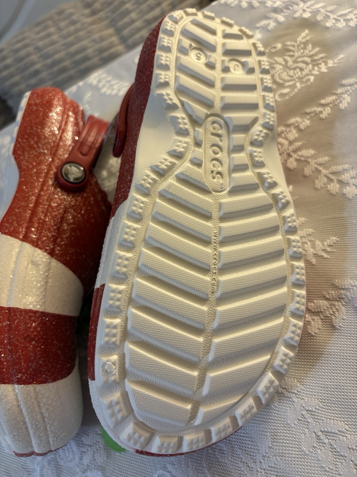 Crocs Classic Lined Holiday Clog White Red Kids J5 New with Tags 209298-119 NWT