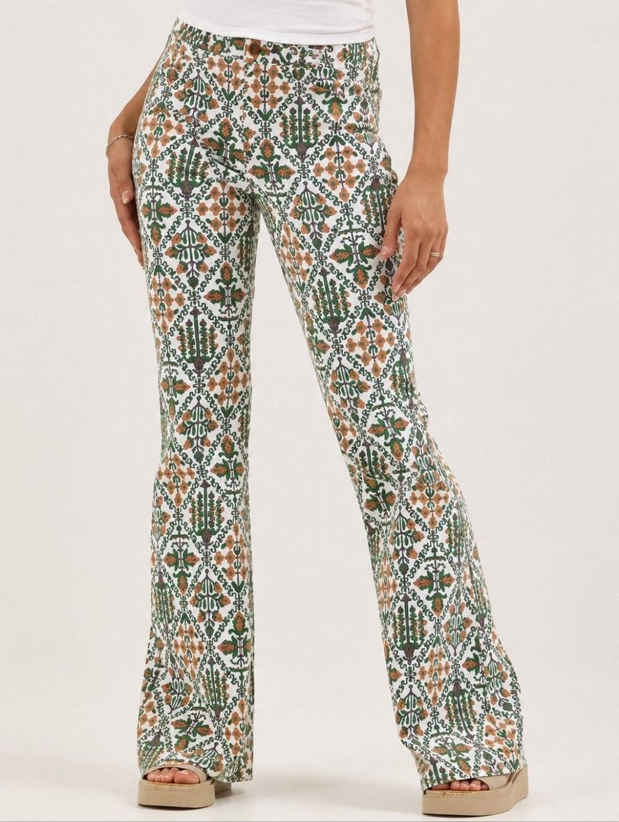 NWT Wrangler Vintage High Rise Fierce Flare – Floral Print Jeans Boho 6/28×32