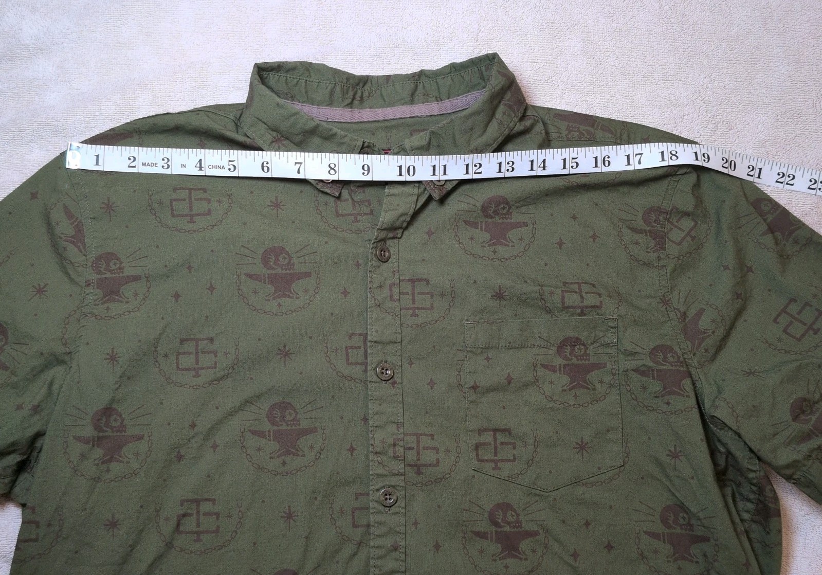 Troll Co Men Short Sleeve Button Down Shirt Sz L Green Skulls Anvil Chain Cotton