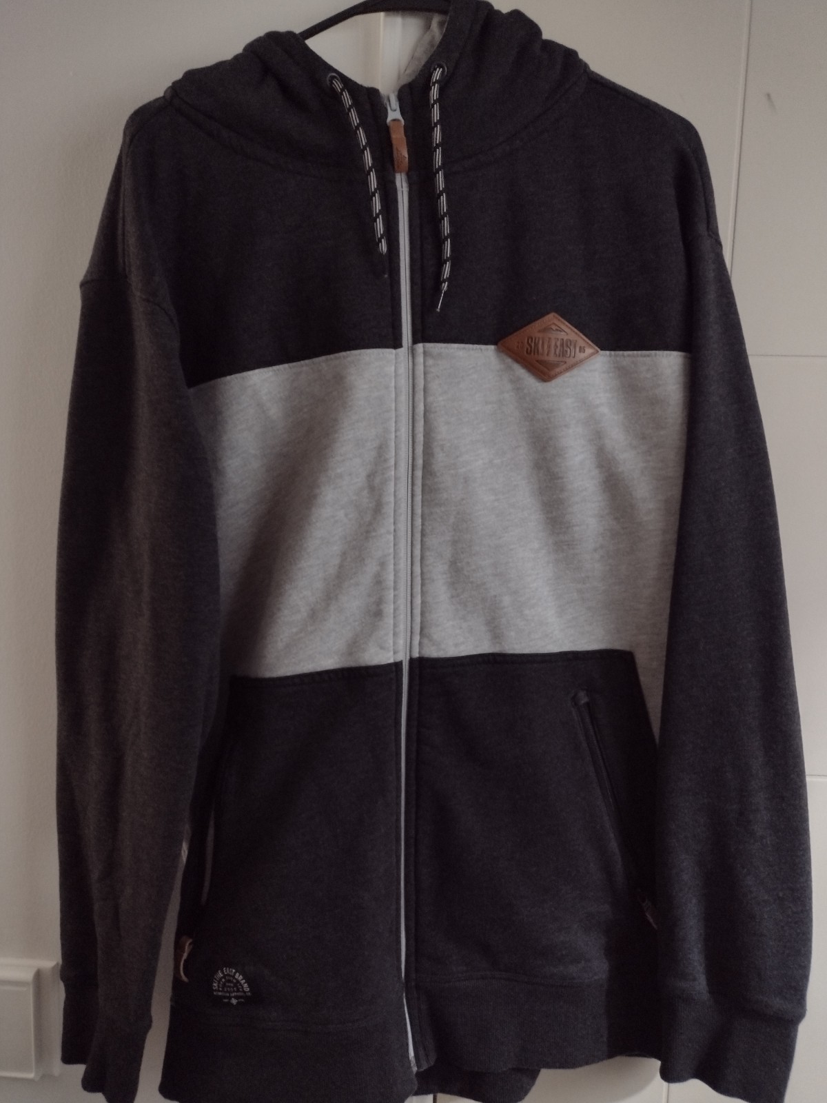 Ski the East Hoodie/Pullover/Zip Up Jacket – Men’s Large (L) – Black and Grey