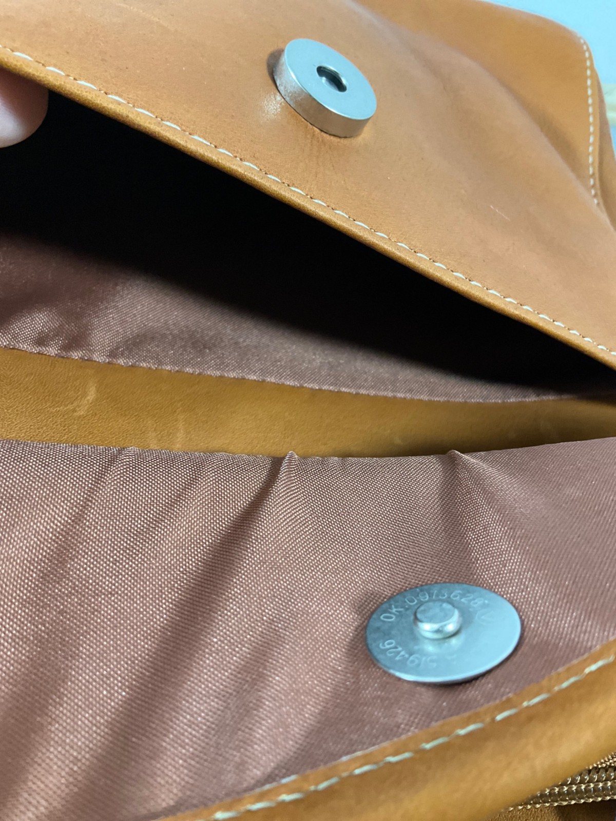 Le Donne Tan Leather Shoulder Bag – Structured Organizer with Adjustable Strap a
