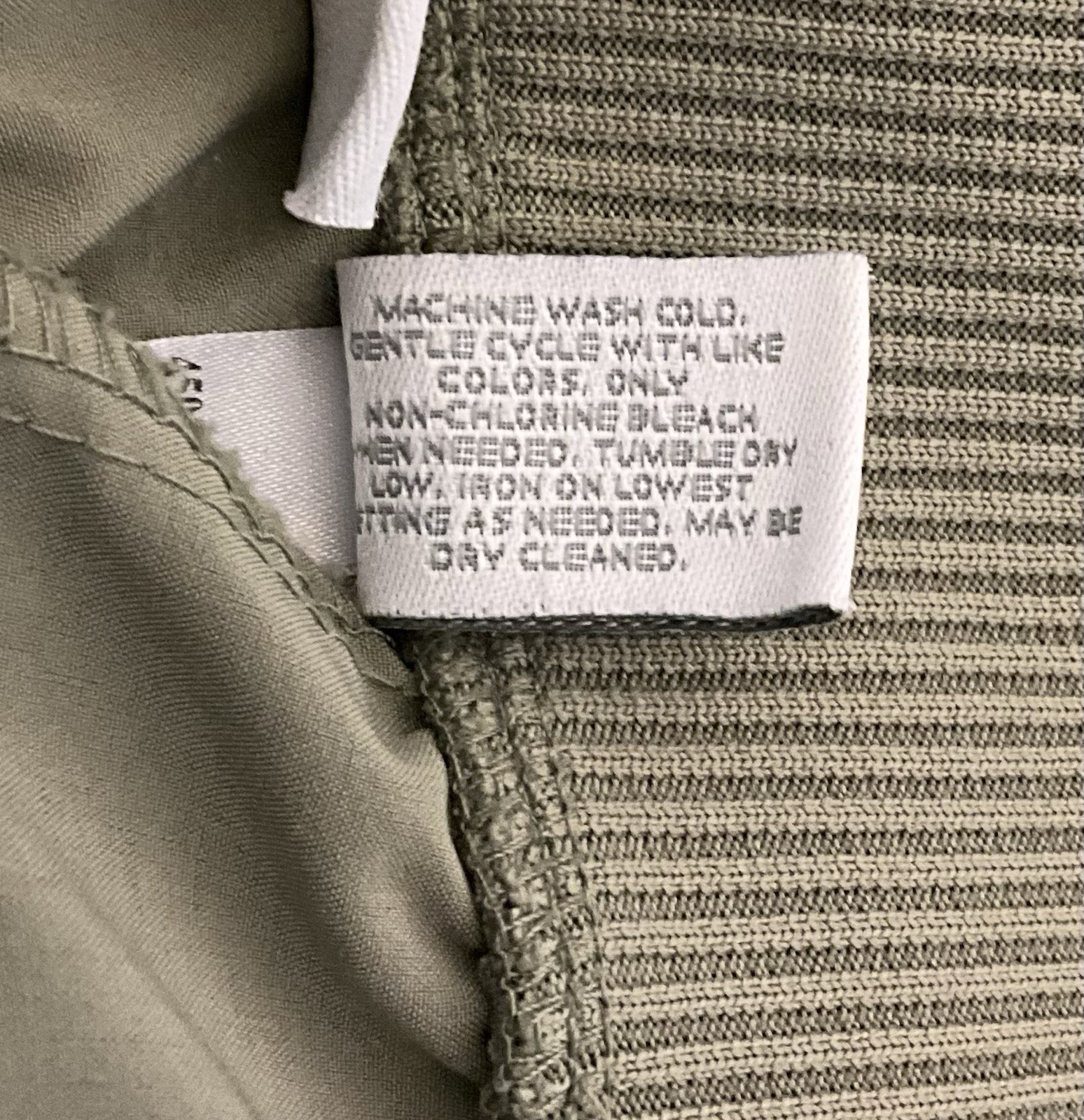 Chico’s Zenergy Cargo Capri Pants Size 3 Poly Blend Khaki Green Easy care EUC