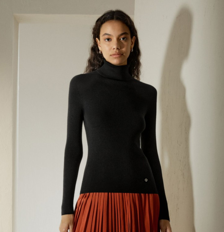 $159 / LILYSILK Seamless SILK-CASHMERE BLEND Black TURTLENECK SWEATER – L