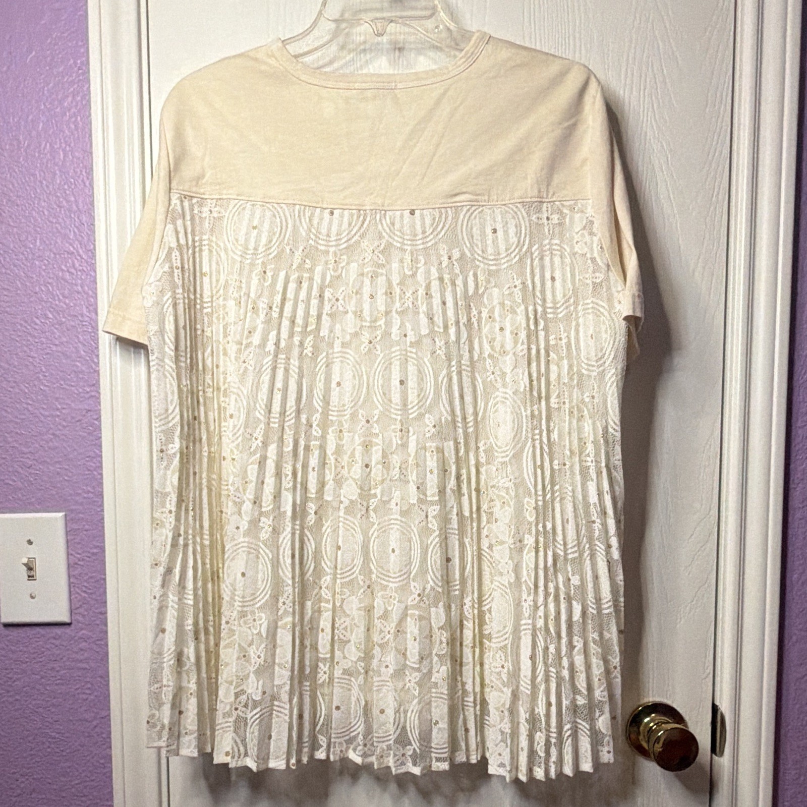 Clu USA Women’s M Beige Knit Tee Crew Neck Lace Pleated Hem Short Sleeve Unique
