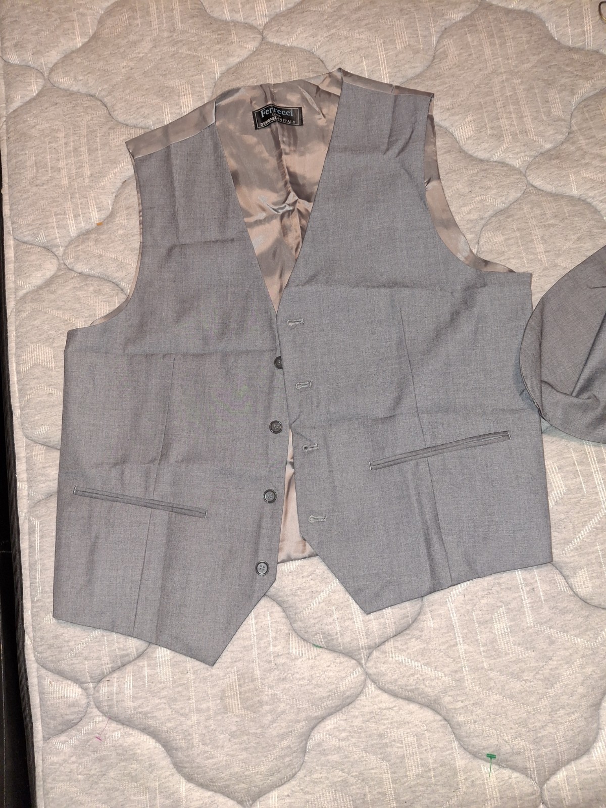 Ferrecci Men’s Gray Solid Polyester/Viscose 3-Piece Suit Super 150’s 42L