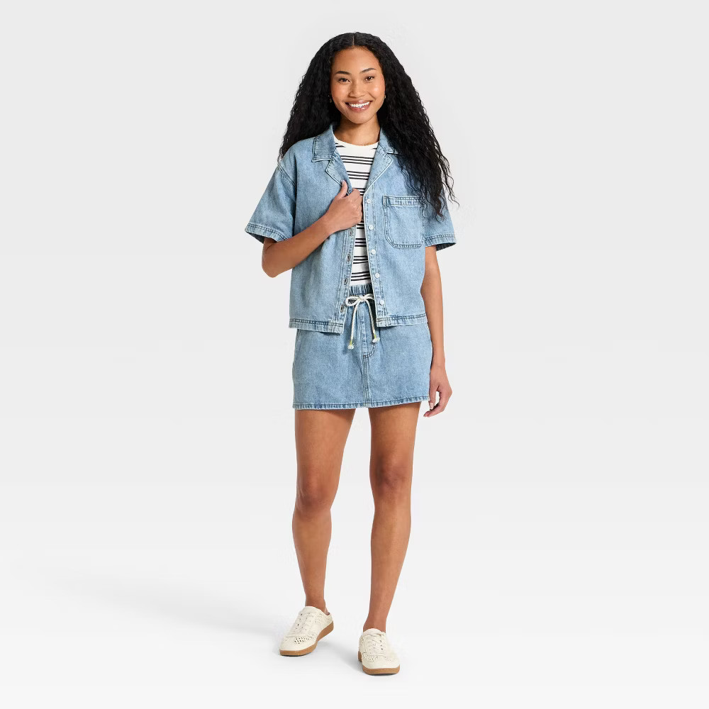 Women Short Sleeve Collared Denim Beach Shirt – Universal Thread Light Wash