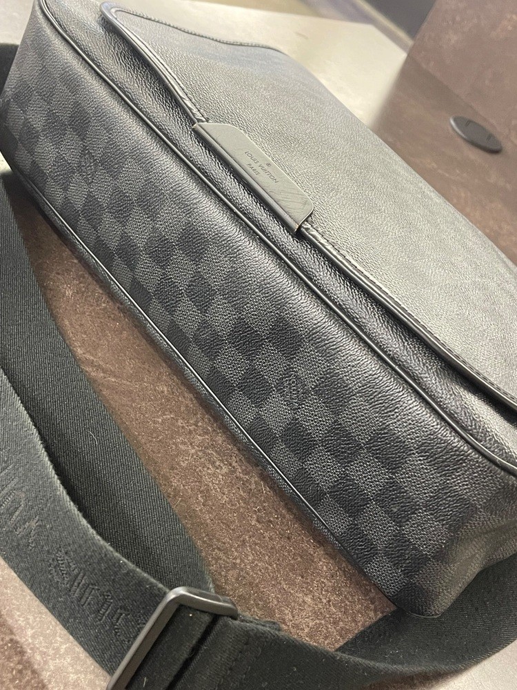 Louis Vuitton District Messenger Gm Please Read* Signs Of Heavy Wear 5.5/10