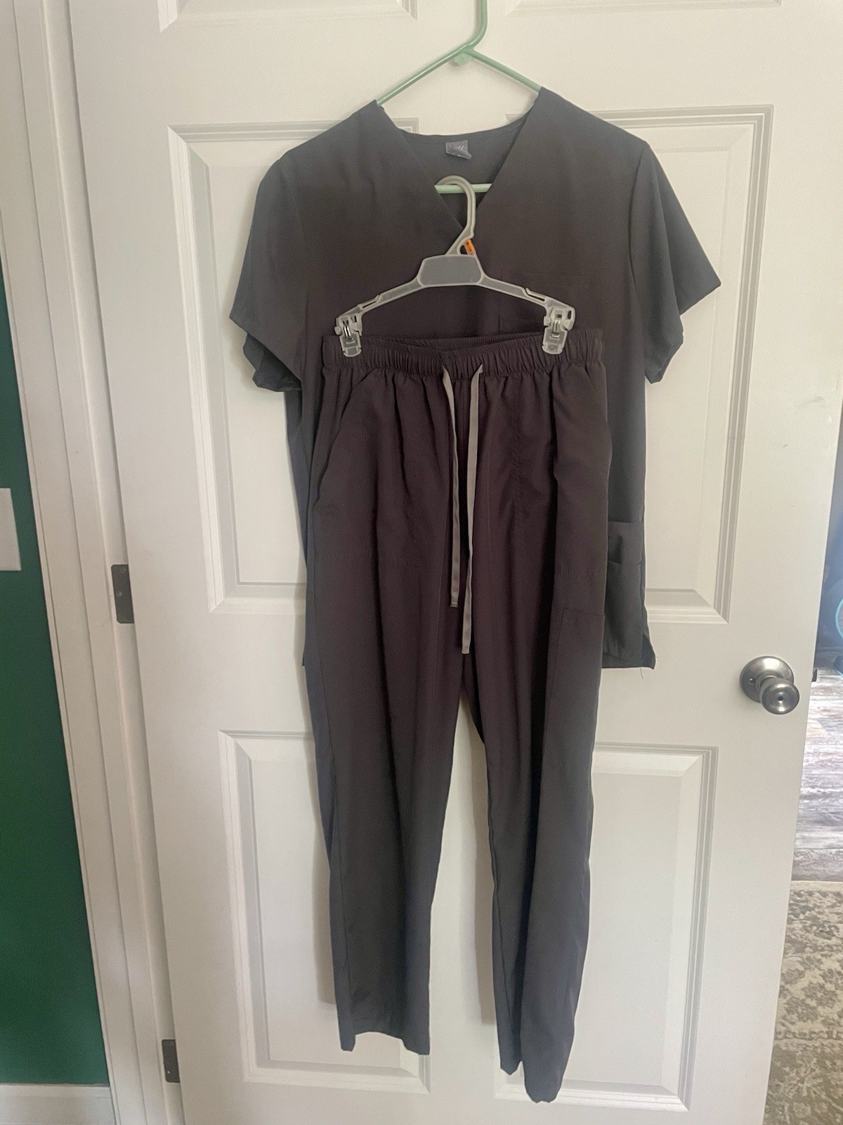 NiaaHinn Gray Solid Medical Scrub Set V-Neck Pocket Top & Drawstring Pants M