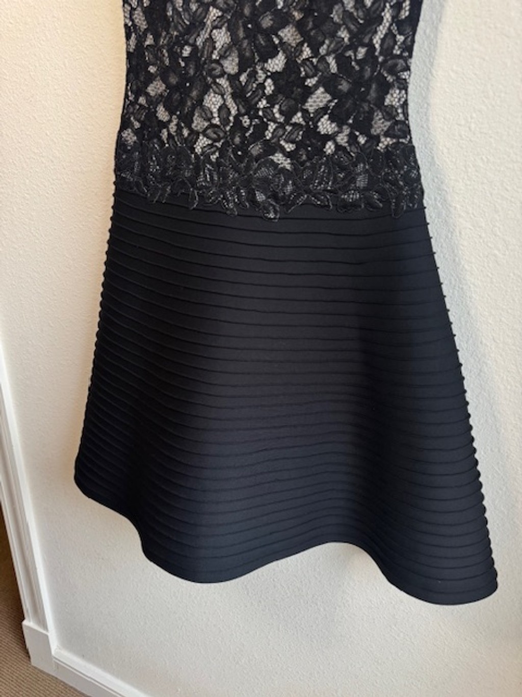 TADASHI SHOJI Neoprene Pintuck A-Line Dress Lace Bodice Size 6 *DESIGNER*