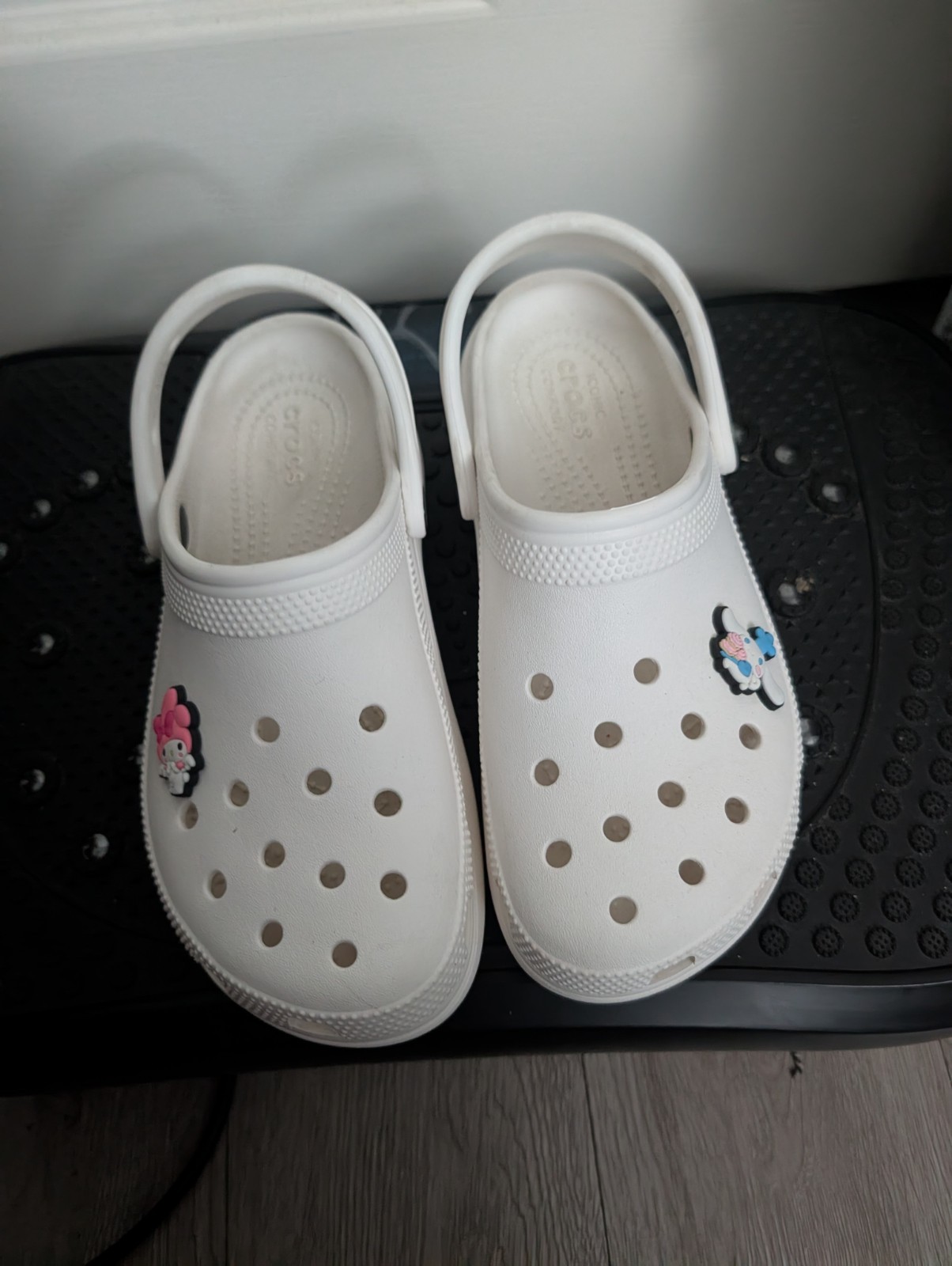 Crocs Woman’s White Solid Clog Casual Shoes Size 7 Breathable Logo Charm
