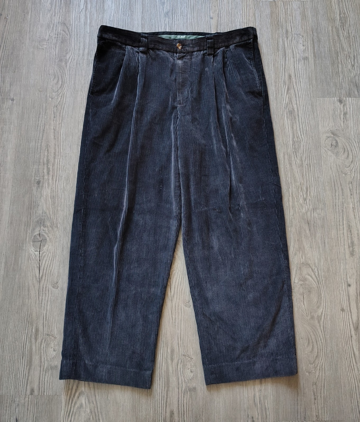 L.L. Bean Men’s Comfort Stretch Waist Black Corduroy Pleated Pants Size 36×28