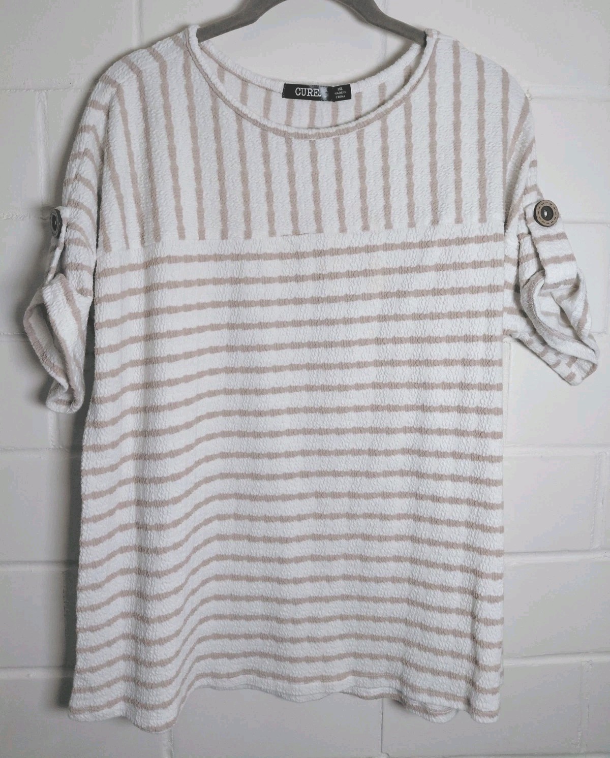 CURE. Women’s 1XL White Beige Striped Knit Round Neck Roll Tab 3/4 Sleeve Top