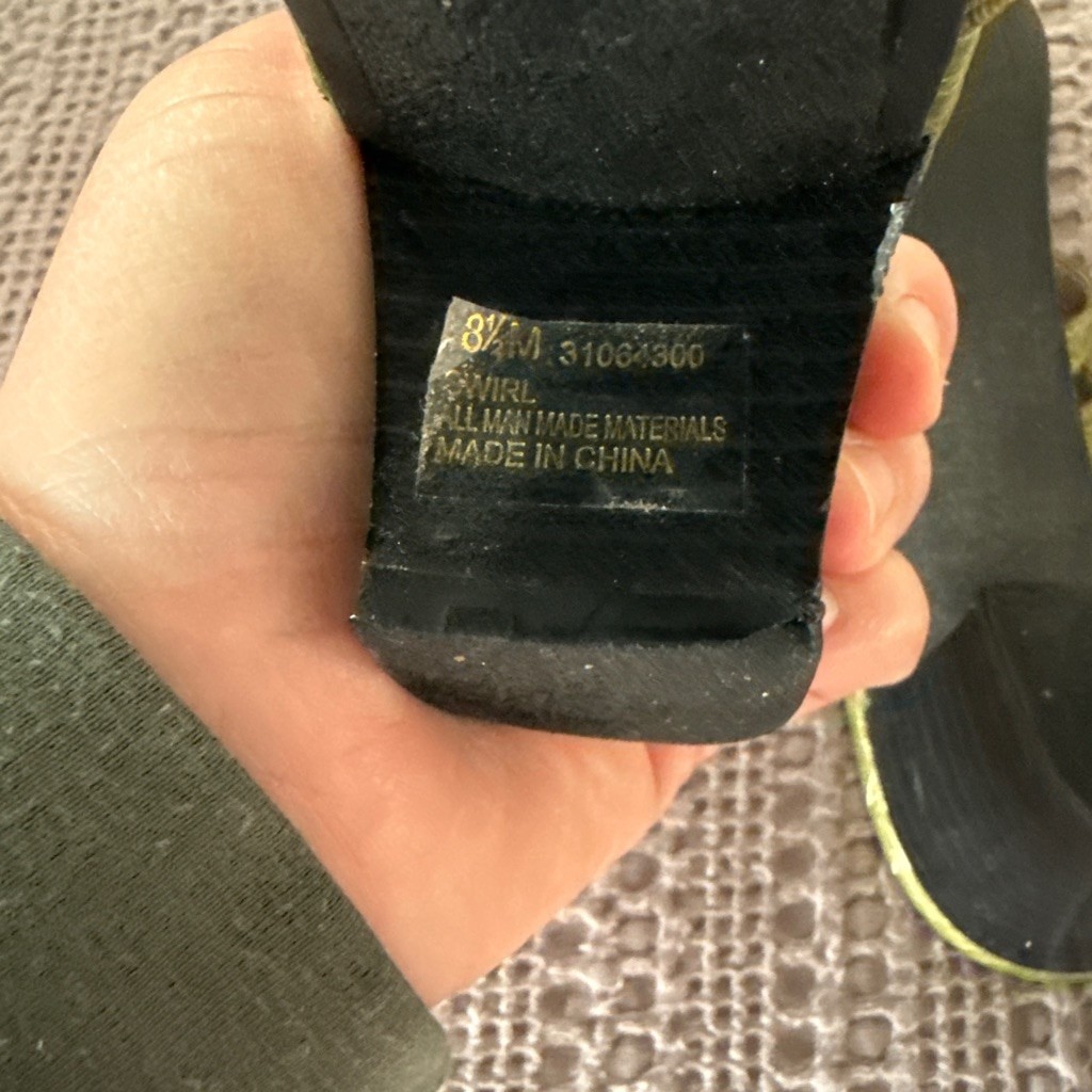 Women’s Life Stride Green Crocodile Embossed Sandals Size 8.5