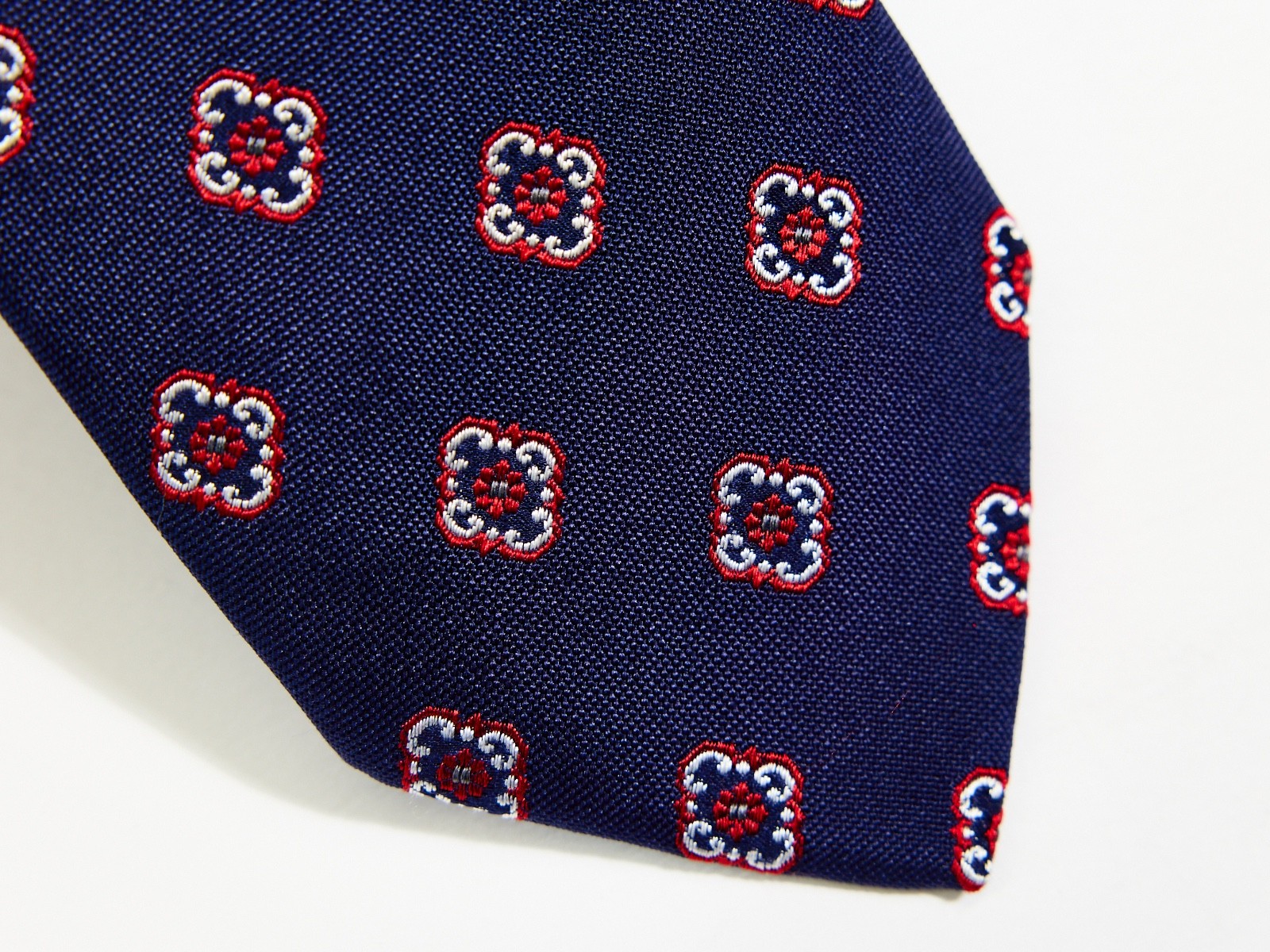 BIGI CRAVATTE Men’s 100% Silk Tie BLUE w/ RED MEDALLIONS 59″ x 3.25″ USED T22
