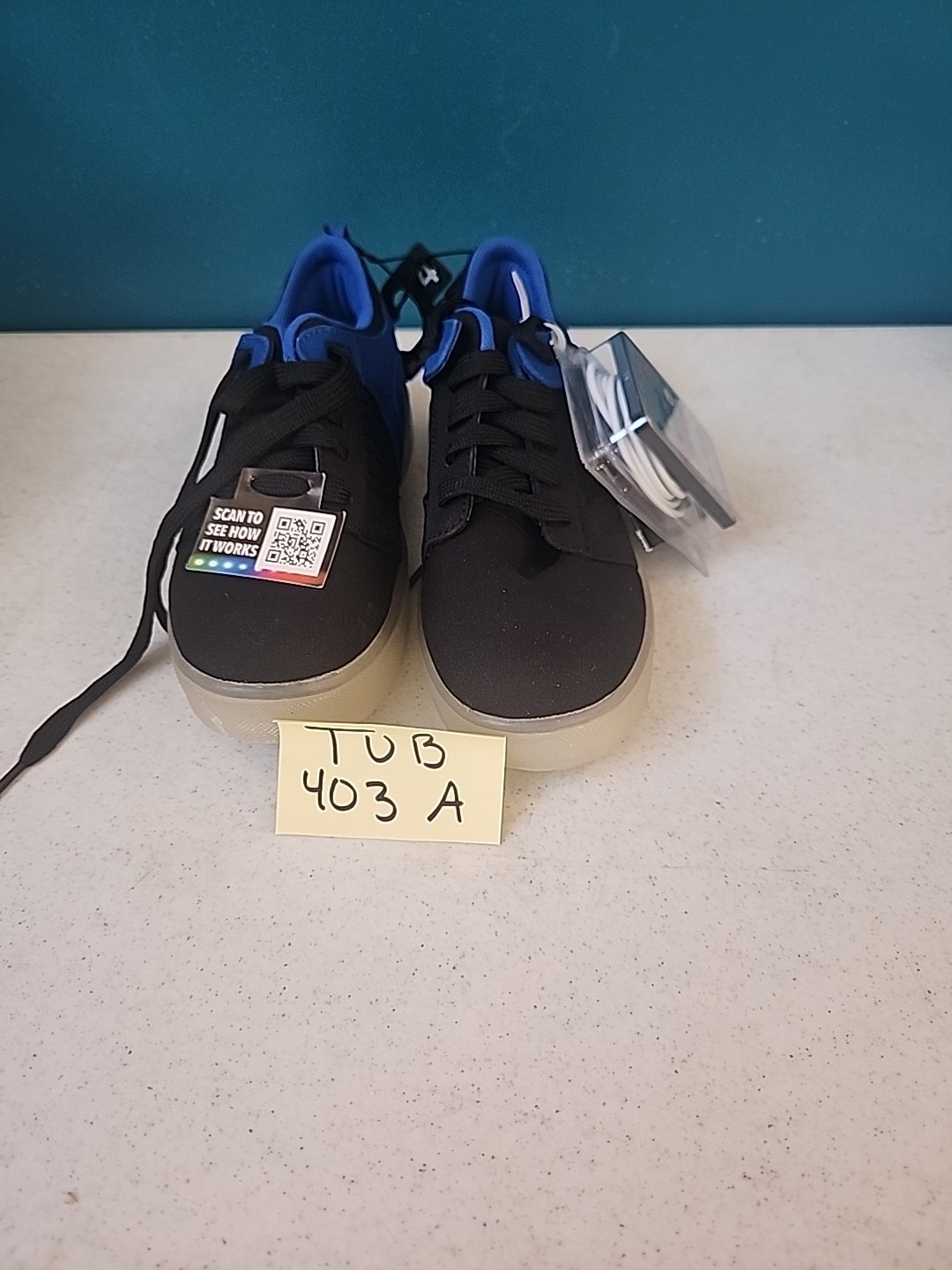 Flash Lights Light-Up Tennis Shoes w/ REMOTE 7 CLRS/ Modes Youth Size 4 BLU/BLk