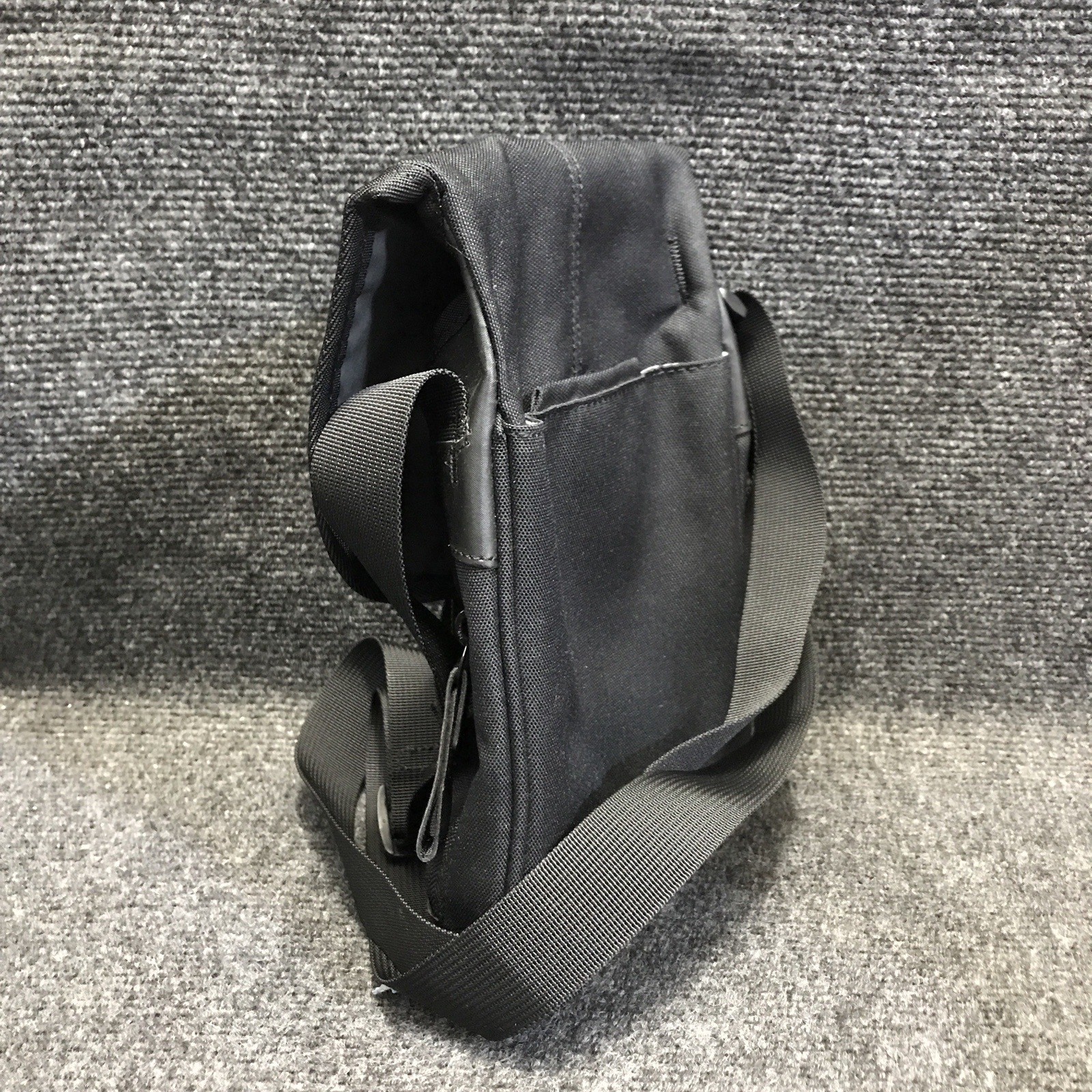 Nike BA1797-054 Black Adjustable Crossbody Shoulder Strap Bag w/ Clip Close Top