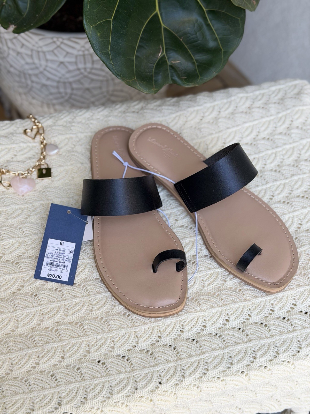 Universal Thread Black Beige Flat Sandal 6,6.5,7,7.5,8,8.5,9,9.5,10,10.5,11