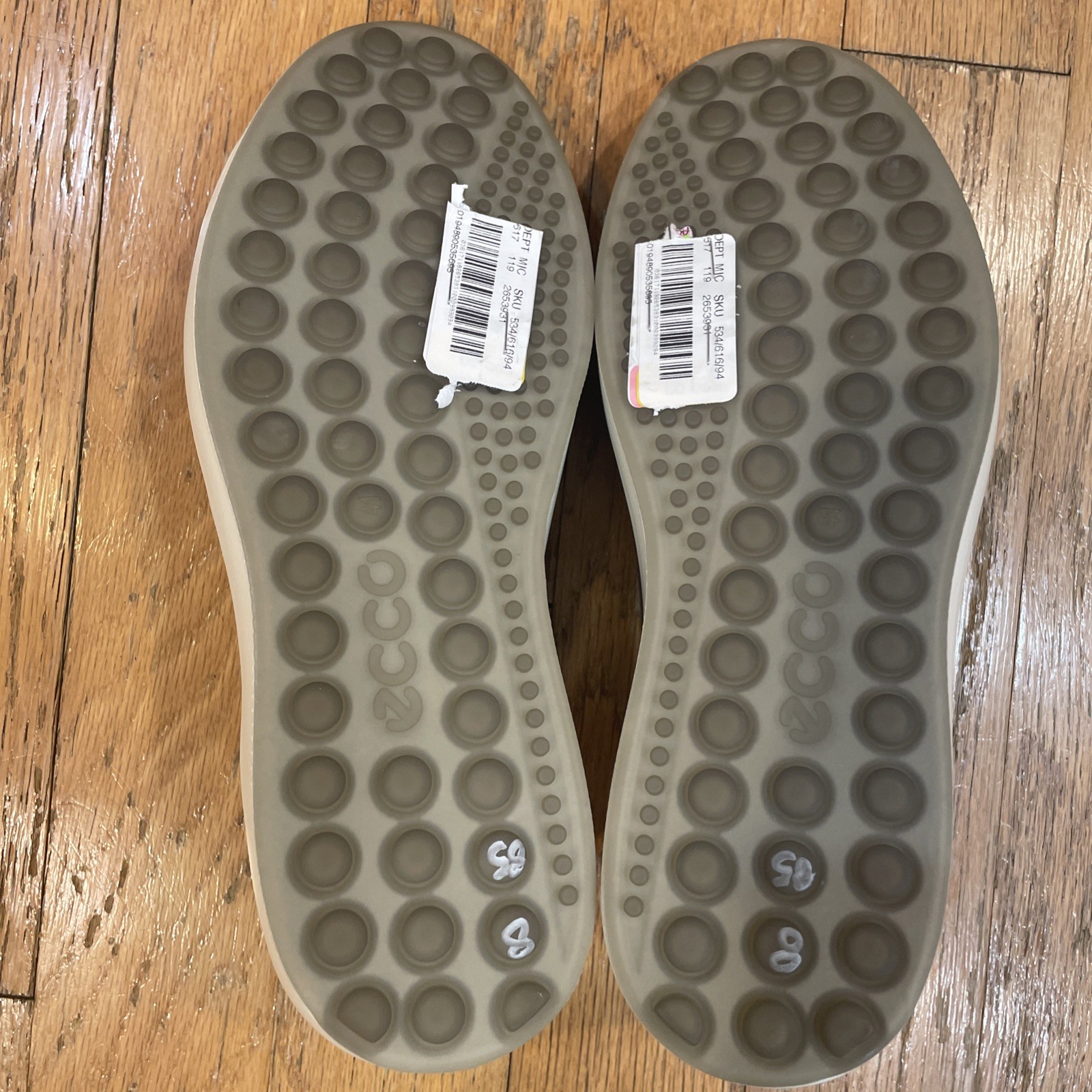 ECCO Men’s Soft 7 Sports Classic Sneaker Men’s Nubuck Trainer Grey US 7-7.5. NEW