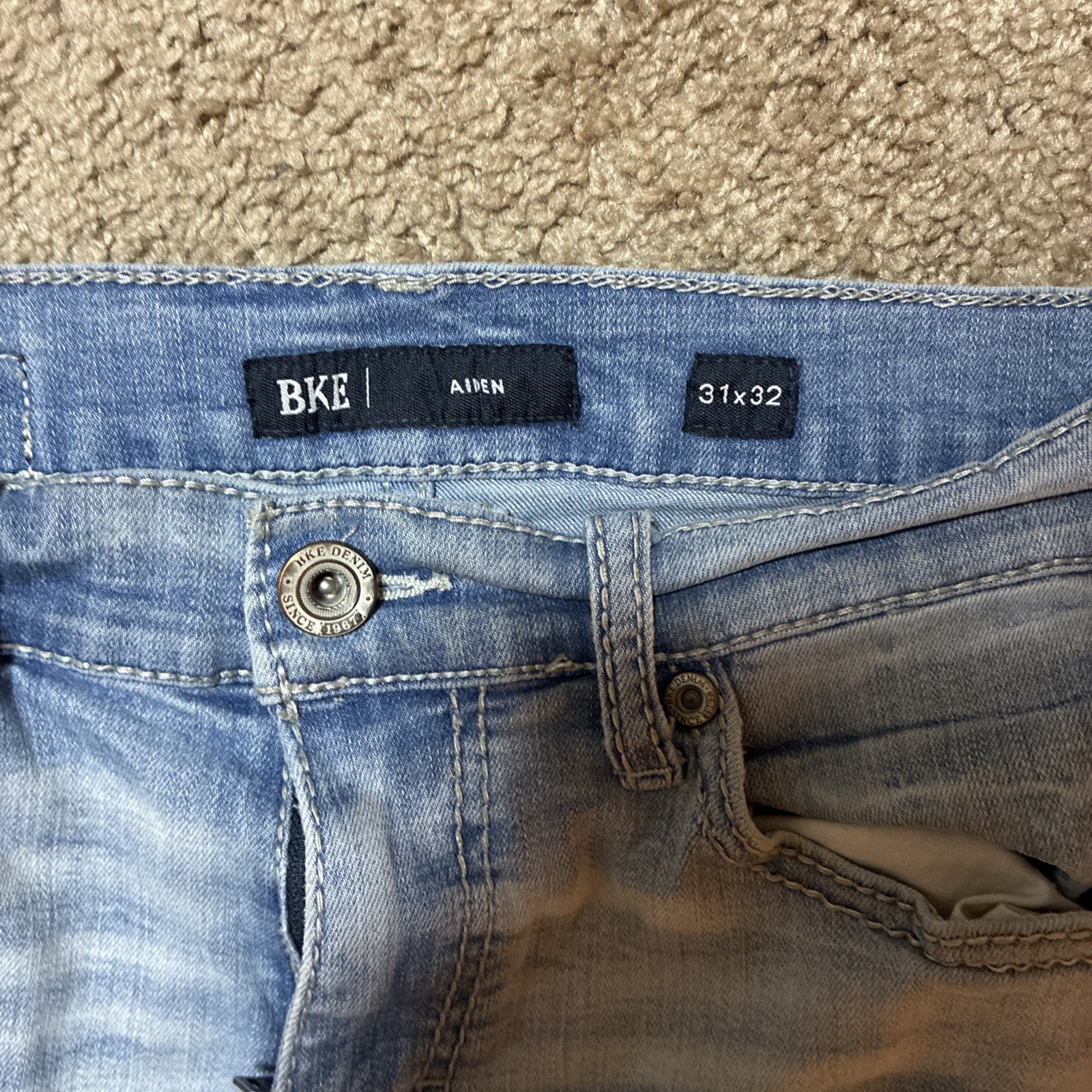 BKE Aiden Jeans Mens 31X32 Blue Bootleg Light Wash Stretch Denim Buckle