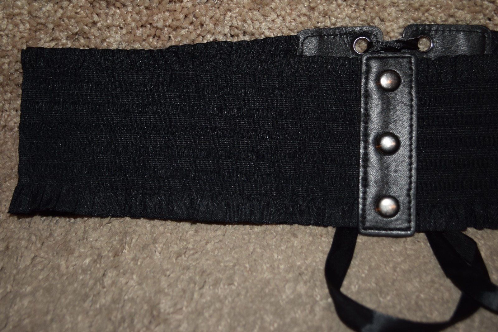 Size L/XL Black Ruffle Edges Elastic Lace Up Snap Close Corset Belt